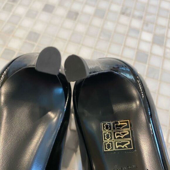Like New Stuart Weitzman black patent heels - Picture 6 of 9